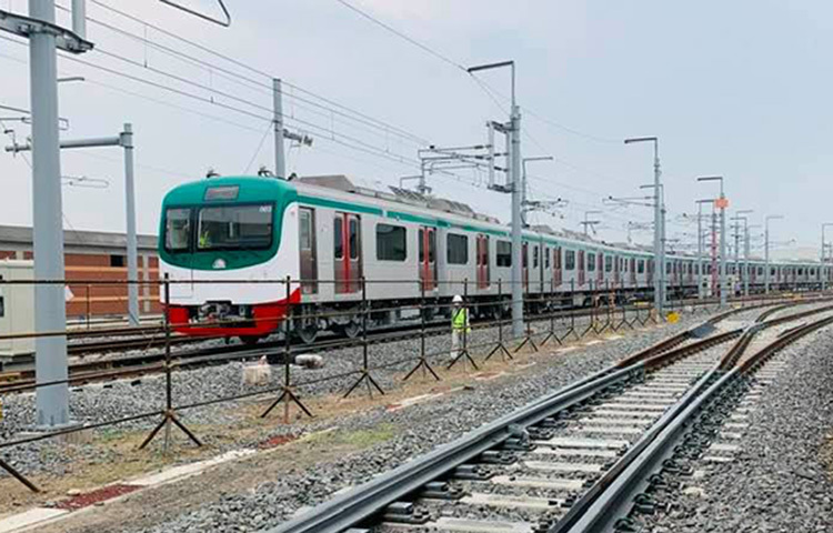 রেললাইনের ওপর দিয়ে দেশের ইতিহাসে প্রথমবারের মতো চলছে মেট্রোরেল। আজ রাজধানীর উত্তরার ডিপোতে বাংলাদেশের মেট্রোরেলের প্রথম ট্রেন সেটটি চলেছে। এর মধ্যে দিয়ে বাংলাদেশ বিদ্যুৎচালিত ট্রেনের যুগে প্রবেশ করল। ছবি: জাগো নিউজ