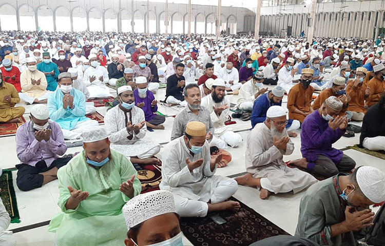 আজ বায়তুল মোকাররম জাতীয় মসজিদে পবিত্র ঈদুল ফিতরের প্রথম জামাত অনুষ্ঠিত হয়েছে। জামাতে হাজার হাজার মুসল্লি অংশ নিয়েছেন। নামাজ শেষে খুতবা পেশ করা হয়। এরপর অনুষ্ঠিত হয় দোয়া ও মোনাজাত। ছবি: বিপ্লব দিক্ষিৎ