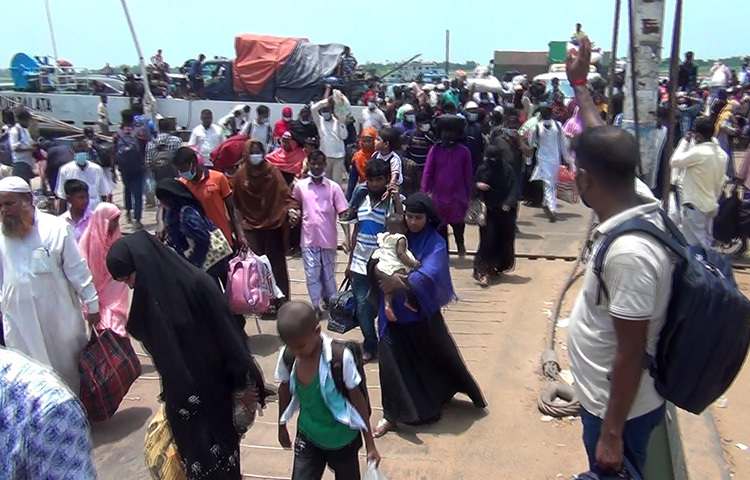 ঈদের পরদিনও শিমুলিয়া থেকে দক্ষিণাঞ্চলের যাত্রীর চাপ বেশি। চাপ সামাল দিতে আজও খালি ফেরি বাংলাবাজার থেকে শিমুলিয়ার উদ্দেশে পাঠানো হচ্ছে। ছবি: জাগো নিউজ