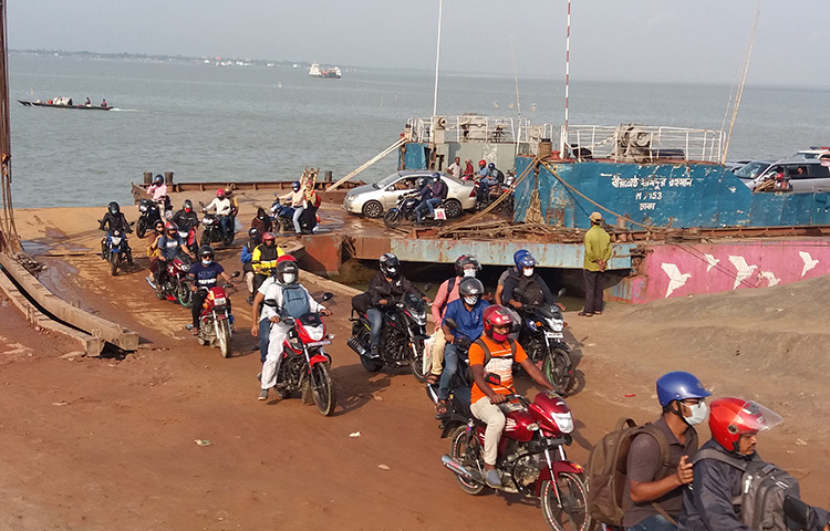 ঈদে বাড়ি ফেরা দেশের দক্ষিণাঞ্চলের মানুষ মানিকগঞ্জের পাটুরিয়া-দৌলতদিয়া নৌরুট দিয়ে কর্মস্থলে ফিরতে শুরু করেছে। সব ফেরি চালু থাকায় যাত্রীদের ভোগান্তি কমেছে। ছবি: জাগো নিউজ