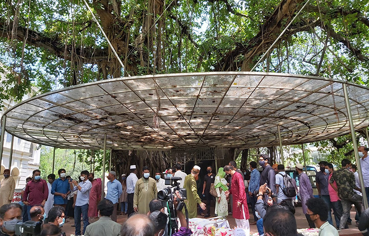 রাজধানীর আজিমপুর কবরস্থানে চির নিদ্রায় শায়িত হলেন বাংলা একাডেমির মহাপরিচালক কবি হাবীবুল্লাহ সিরাজী। আজ বেলা ১১টার পর তার দাফন কার্যক্রম শুরু হয়। এর আগে সকাল ৯টা ৫০ মিনিটের দিকে হাবীবুল্লাহ সিরাজীর মরদেহ শেষ শ্রদ্ধা জানানোর জন্য বাংলা একাডেমি প্রাঙ্গণে আনা হয়। ছবি: জাগো নিউজ