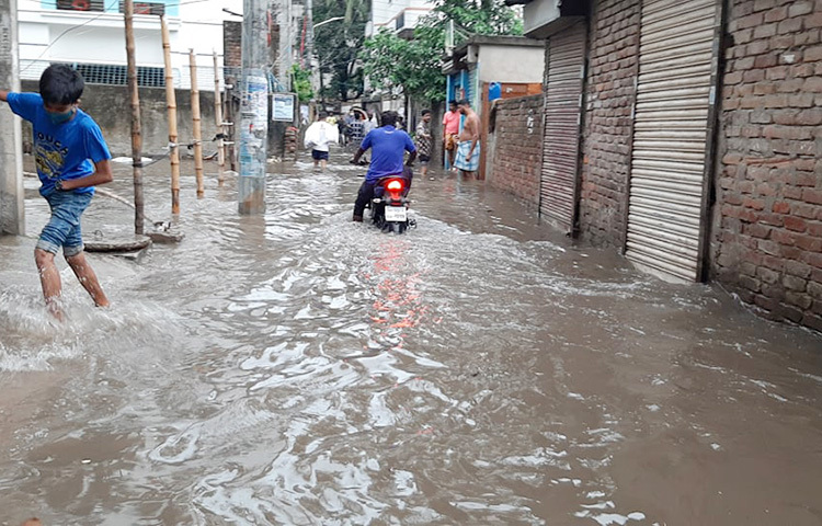 আজ রাজধানীতে মুষলধারে বৃষ্টি হয়েছে। এরপর শুরু হয় হালকা বৃষ্টি। এটা চলে প্রায় সাড়ে ৯টা পর্যন্ত। ছবি: মাহবুব আলম