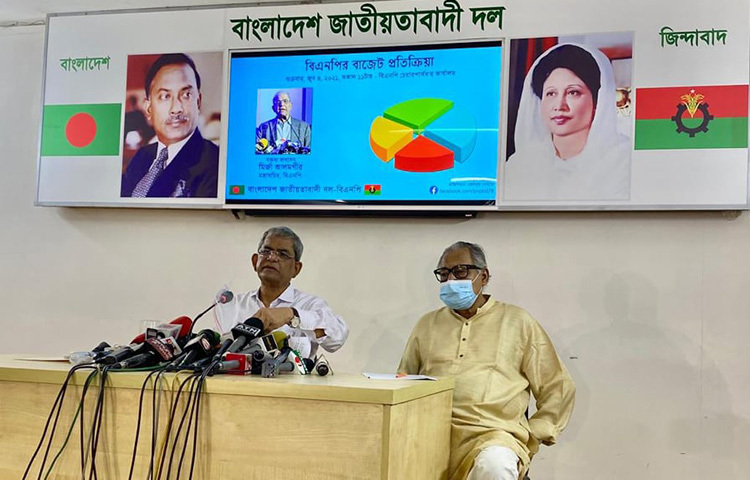 আজ রাজধানীর গুলশানে বিএনপি চেয়ারপারসনের রাজনৈতিক কার্যালয়ে অনুষ্ঠিত এক সংবাদ সম্মেলনে দলের মহাসচিব মির্জা ফখরুল ইসলাম আলমগীর ২০২১-২২ অর্থবছরের প্রস্তাবিত বাজেটে নিয়ে আনুষ্ঠানিক প্রতিক্রিয়া জানান। ছবি: জাগো নিউজ
