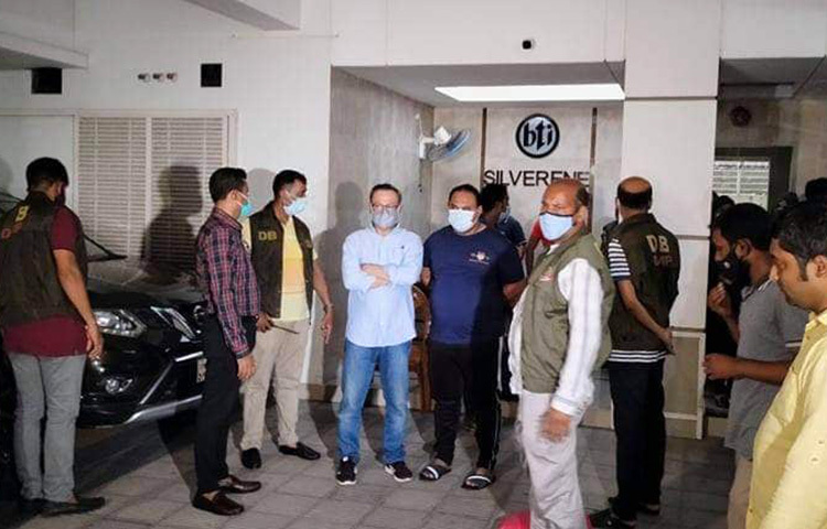 অভিনেত্রী পরীমনিকে ধর্ষণ ও হত্যাচেষ্টা মামলার আসামি ব্যবসায়ী নাসির উদ্দিন মাহমুদ ও তার বন্ধু অমিসহ পাঁচজনকে গ্রেফতার করেছে পুলিশ। আজ রাজধানীর উত্তরা থেকে নাসির উদ্দিনের বাসায় অভিযান চালিয়ে তাদের গ্রেফতার করা হয়। ছবি: জাগো নিউজ