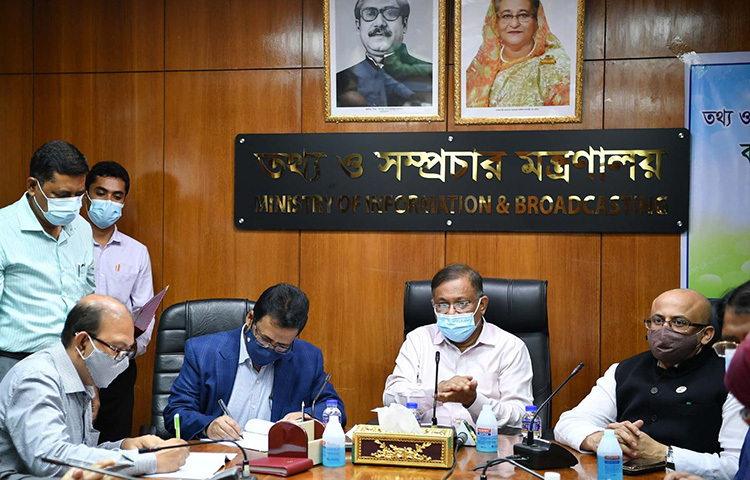 শ্রীলঙ্কার পর এবার আফ্রিকার দু-একটিসহ অন্যান্য দেশও বাংলাদেশের কাছে ঋণ চাইছে বলে জানিয়েছেন তথ্য ও সম্প্রচারমন্ত্রী ড. হাছান মাহমুদ। আজ সচিবালয়ে তথ্য মন্ত্রণালয়ের সম্মেলন কক্ষে সমসাময়িক বিষয়ে মতবিনিময়কালে তিনি এ তথ্য জানান। ছবি: পিআইডি