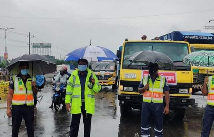 করোনাভাইরাসের সংক্রমণ রোধে নারায়ণগঞ্জসহ দেশের সাত জেলায় নতুন করে লকডাউন দেয়া হয়েছে। এতে কোনো গণপরিবহন নারায়ণগঞ্জে প্রবেশ করতে দেয়া হচ্ছে না। প্রথম দিন সিদ্ধিরগঞ্জের সাইনবোর্ড এলাকা থেকে দুই শতাধিক যানবাহন ফিরিয়ে দিয়েছে জেলা প্রশাসন। ছবি: জাগো নিউজ