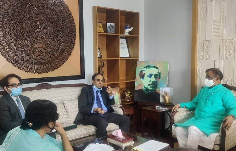 বাংলাদেশে নবনিযুক্ত পাকিস্তানের হাইকমিশনার ইমরান আহমেদ সিদ্দিকী আজ দুপুরে সংস্কৃতি প্রতিমন্ত্রী কে এম খালিদের সঙ্গে তার সচিবালয়স্থ দপ্তরে সৌজন্য সাক্ষাৎ করেন। ছবি: সংগৃহীত