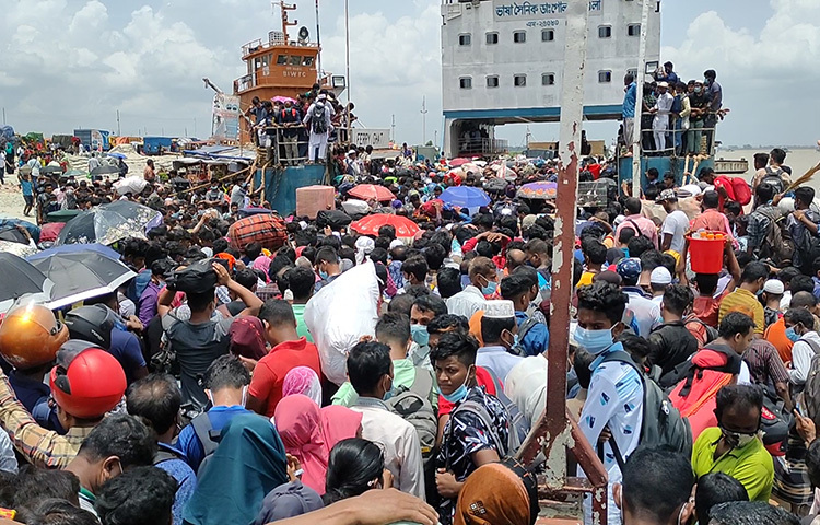 রাজধানী ঢাকা ছাড়ছে মানুষ। আজও দক্ষিণবঙ্গমুখী মানুষ শিমুলিয়া-বাংলাবাজার নৌরুটে ফেরিতে পারাপার করছে। তবে গত কয়েকদিনের তুলনায় কমেছে যাত্রীদের চাপ। ছবি: জাগো নিউজ