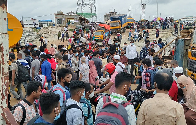 কঠোর লকডাউনকে কেন্দ্র করে আজও রাজধানী ঢাকা ছাড়ছে মানুষ। এতে দেশের দক্ষিণবঙ্গের ঘরমুখো মানুষের ভিড় দেখা গেছে মুন্সিগঞ্জের শিমুলিয়াঘাটে। ছবি: আরাফাত রায়হান সাকিব