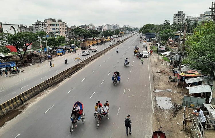 কঠোর লকডাউনের তৃতীয় দিনেও রাজধানীর অনেক রাস্তায় মানুষের উপস্থিতি কম দেখা গেছে। ছবি: জাগো নিউজ