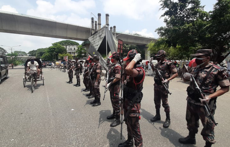 রাজধানীর শাহবাগ মোড়ে লকডাউনে মানুষের চলাচল সীমিত করতে দায়িত্ব পালন করছেন বিজিবির সদস্যা। ছবি: জাগো নিউজ