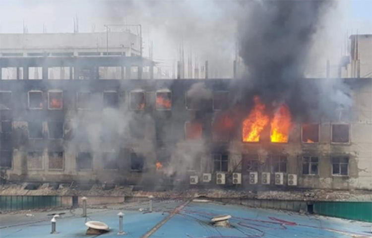 নায়ণগঞ্জের রূপগঞ্জে সেজান জুস কারখানায় অগ্নিকাণ্ডের আগুন এখনো নিয়ন্ত্রণে আসেনি। ছবি: জাগো নিউজ