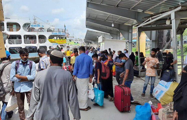 লকডাউন শিথিল হওয়ার পর রাজধানীর সদরঘাট থেকে দেশের দক্ষিণাঞ্চলের বিভিন্ন স্থানে লঞ্চ চলাচল শুরু হয়েছে। ছবি: বিপ্লব দিক্ষিৎ