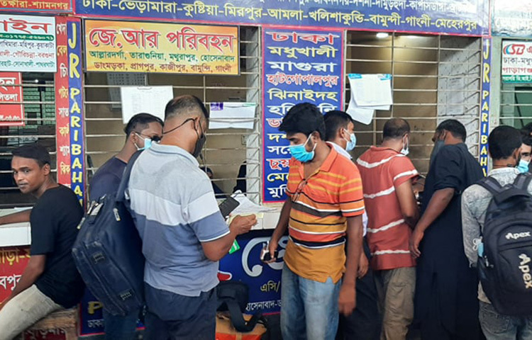 ঈদের আর মাত্র দুদিন বাকি থাকলেও রাজধানীর গাবতলী বাসস্ট্যান্ডে যাত্রীশূন্য অবস্থা তৈরি হয়েছে। স্বাস্থ্যবিধি মেনে বাসে ৪০ সিটের বিপরীতে ২০ জন করে নেয়া হলেও নির্ধারিত আসন পূর্ণ না হাওয়ায় দেরি করে ছাড়ছে। ছবি: জাগো নিউজ