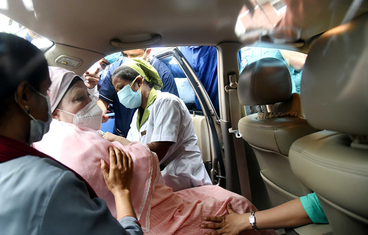 করোনাভাইরাসের টিকা নিলেন বিএনপি চেয়ারপারসন খালেদা জিয়া। আজ বিকেলে রাজধানীর মহাখালীতে শেখ রাসেল গ্যাস্ট্রোলিভার হাসপাতালে টিকা নিতে যান তিনি। গাড়িতে বসেই টিকা নেন খালেদা জিয়া। ছবি: জাগো নিউজ