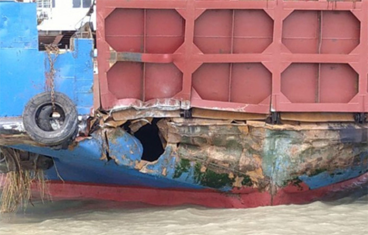 মুন্সিগঞ্জের লৌহজং উপজেলায় পদ্মা সেতুর পিলারের সঙ্গে ধাক্কা লেগে ফেরি শাহ জালালের অন্তত ২৫ যাত্রী ও ফেরির স্টাফ আহত হয়েছেন। আজ শুক্রবার সকাল সাড়ে ৯টার দিকে পদ্মা সেতুর ১৭ নম্বর পিলারের সঙ্গে ফেরিটির ধাক্কা লাগে। ছবি: জাগো নিউজ