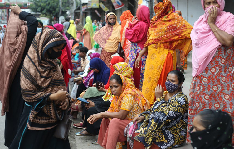 রাজধানীর বিভিন্ন স্থানে টিসিবির ট্রাকের অপেক্ষায় থাকেন নিন্ম আয়ের মানুষ। কখন আসবে ট্রাক প্রতিদিন এই অপেক্ষায় থাকেন তারা। এই ভোগান্তি থেকে মুক্তি চান এসব মানুষ। ছবি: মাহবুব আলম