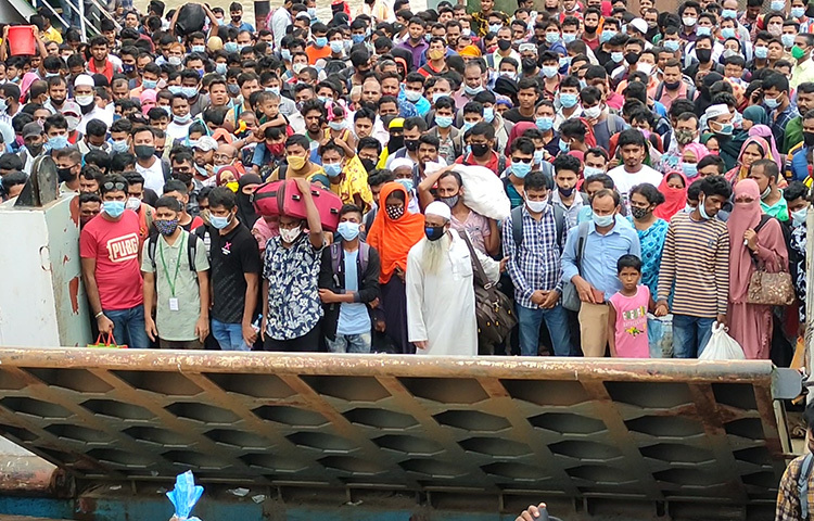 আগামীকাল থেকে শিল্পকারখানা খোলার সংবাদে আজ শনিবার সকাল থেকে শিমুলিয়া-বাংলাবাজার নৌরুটের প্রতিটি ফেরিতে দেখা দিচ্ছে ঢাকামুখী যাত্রীদের উপচেপড়া ঢল। ছবি: আরাফাত রায়হান সাকিব