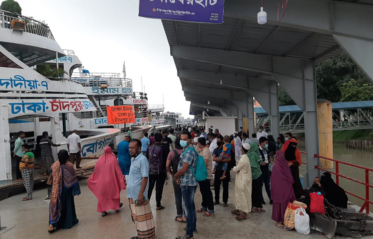 পোশাক কারখানাসহ রফতানিমুখী শিল্প-কারখানায় কাজে যোগ দিতে শ্রমিকদের পরিবহনের জন্য লঞ্চ চলাচলের অনুমতি দেয়ায় দেশের দক্ষিণাঞ্চল থেকে যাত্রী নিয়ে সকালে রাজধানীর সদরঘাটে লঞ্চ এসেছে। ছবি: জাগো নিউজ