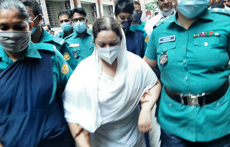 নানা ভুয়া পরিচয়ের মাধ্যমে প্রতারণা করে অর্থ আত্মসাৎ করার অভিযোগে গ্রেফতার ইশরাত রফিক ঈশিতা ও তার সহযোগী শহিদুল ইসলাম দিদারের ছয়দিনের রিমান্ড মঞ্জুর করেছেন আদালত। ছবি: বিপ্লব দিক্ষিৎ