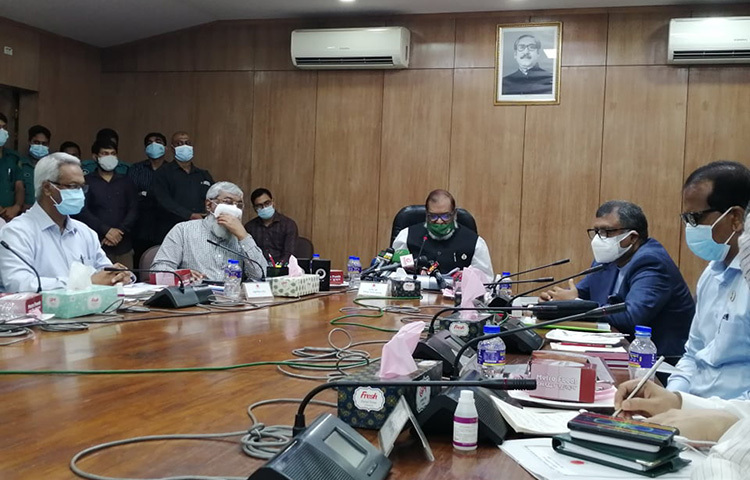 করোনাভাইরাসের সংক্রমণ রোধে ভ্যাকসিন দেয়ার শর্ত সাপেক্ষে ১১ আগস্ট থেকে দোকানপাট খোলার সিদ্ধান্ত নিয়েছে সরকার। আজ করোনা পরিস্থিতি নিয়ে আন্তঃমন্ত্রণালয় সভায় এই সিদ্ধান্ত নেয়া হয়। মুক্তিযুদ্ধ বিষয়কমন্ত্রী আ ক ম মোজাম্মেল হক এই সভায় সভাপতিত্ব করেন। সভা শেষে তিনি সাংবাদিকদের এ তথ্য জানান। ছবি: জাগো নিউজ