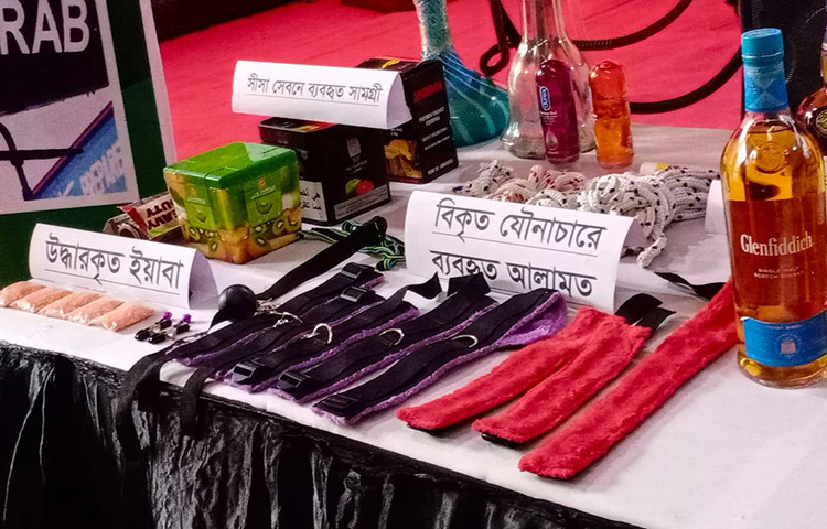 আলোচিত চলচ্চিত্র প্রযোজক ও অভিনেতা নজরুল ইসলাম রাজের বাসা থেকে বিপুল পরিমাণ মাদকের পাশাপাশি বিকৃত যৌনাচার সরঞ্জাম জব্দ করেছে র‌্যাব। ছবি: জাগো নিউজ