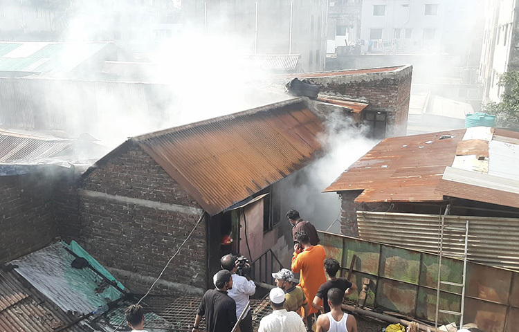 রাজধানীর যাত্রাবাড়ীর ফার্নিচারের দোকানে লাগা আগুন নিয়ন্ত্রণে এসেছে। ছবি: জাগো নিউজ