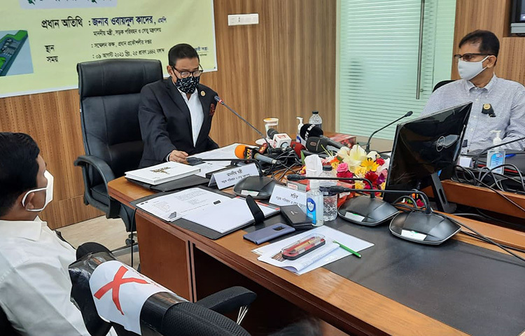 আজ রাজধানীর তেজগাঁও সড়ক ভবনে এক অনুষ্ঠানে আওয়ামী লীগের সাধারণ সম্পাদক এবং সড়ক পরিবহন ও সেতুমন্ত্রী ওবায়দুল কাদের বক্তৃতা করেন। এ সময়ে তিনি বলেন, মানুষের জীবন ও জীবিকার স্বার্থে সরকার লকডাউন শিথিল করছে। পরিস্থিতি বিবেচনায় আবারও কঠোর লকডাউন দেয়া হবে। ছবি: সালাহ উদ্দিন