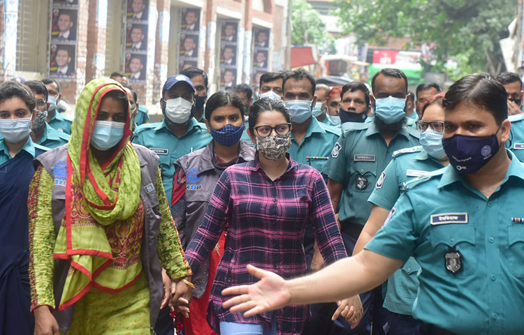 ঢাকাই চলচ্চিত্রের আলোচিত নায়িকা পরীমনি বলেছেন, ‘আমার বিরুদ্ধে দায়ের করা সব মামলাই মিথ্যা। সাংবাদিক ভাইয়েরা আপনারা তদন্ত করেন। আমাকে মিথ্যা মামলায় ফাঁসানো হচ্ছে।’ আজ আদালতে শুনানি শেষে বের হওয়ার সময় সাংবাদিকদের এসব কথা বলেন পরীমনি। ছবি: জাগো নিউজ