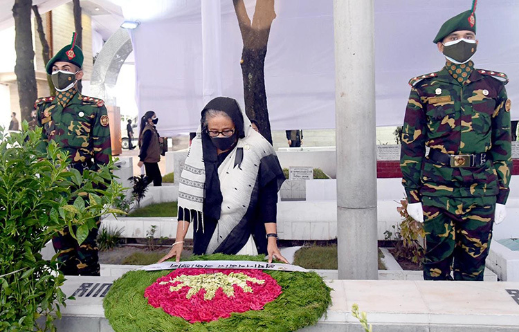 ১৫ আগস্ট ঘাতকের বুলেটে নিহত স্বজনদের সমাধিতে শ্রদ্ধা নিবেদন করেছেন প্রধানমন্ত্রী শেখ হাসিনা। আজ সকাল ৬টা ২০ মিনিটে বনানী কবরস্থানে স্বজনদের সমাধিতে পুষ্পস্তবক অর্পণ করে শ্রদ্ধা জানান তিনি। ছবি: জাগো নিউজ