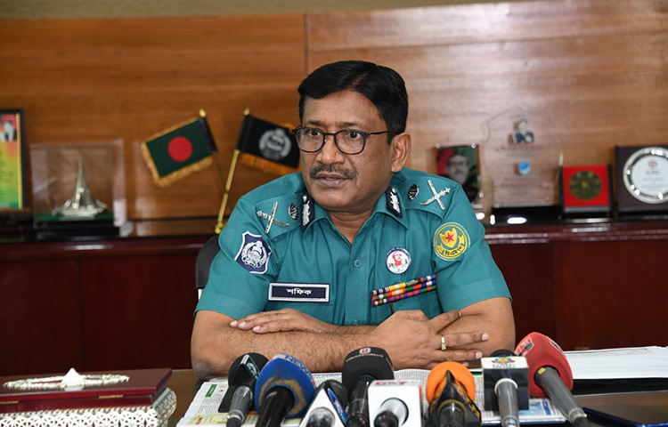 ঢাকা মেট্রোপলিটন পুলিশের কমিশনার মোহা. শফিকুল ইসলাম বলেছেন, সম্প্রতি ক্ষমতা দখল করা আফগানিস্তানের সশস্ত্র গোষ্ঠী তালেবানের আহ্বানে যারা হিজরত করতে দেশ ছেড়েছেন তাদের বিষয়ে সতর্ক রয়েছে গোয়েন্দারা। বাংলাদেশে ঢোকার চেষ্টা করলেই তাদের গ্রেফতার করে আইনের আওতায় আনা হবে। ছবি: জাগো নিউজ