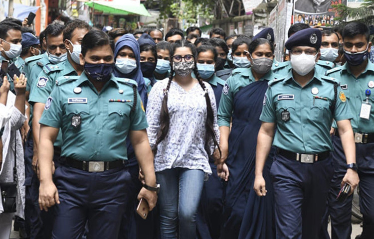 মাদকদ্রব্য নিয়ন্ত্রণ আইনে করা মামলায় তৃতীয় দফায় ঢাকাই চলচ্চিত্রের আলোচিত নায়িকা পরী মনির একদিনের রিমান্ড মঞ্জুর করেছেন আদালত। আজ ঢাকা মহানগর হাকিম আতিকুল ইসলাম শুনানি শেষে এ রিমান্ড মঞ্জুর করেন। ছবি: জাগো নিউজ