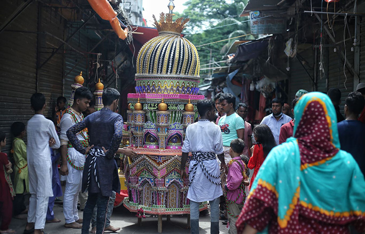 নিষেধাজ্ঞা সত্ত্বেও পবিত্র আশুরার দিনে রাজধানীর পুরান ঢাকা ও মোহাম্মদপুর এলাকায় তাজিয়া মিছিল বের হয়েছে। ছবি: মাহবুব আলম