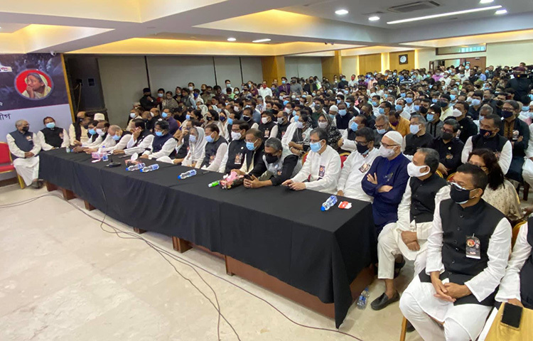 ২১ আগস্ট নারকীয় গ্রেনেড হামলার বার্ষিকী উপলক্ষে আজ রাজধানীর বঙ্গবন্ধু অ্যাভিনিউয়ে আওয়ামী লীগের কেন্দ্রীয় কার্যালয়ে আলোচনা সভার  আয়োজন করা হয়। এতে গণভবন থেকে ভিডিও কনফারেন্সে যুক্ত হন প্রধানমন্ত্রী শেখ হাসিনা। ছবি: ইয়াসিন কবির জয়