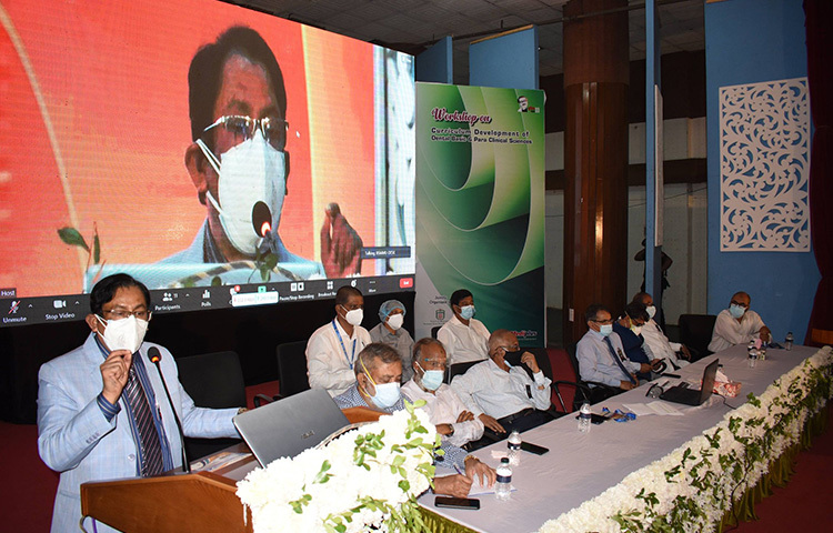 বঙ্গবন্ধু শেখ মুজিব মেডিকেল বিশ্ববিদ্যালয়ের প্রতিটি বিভাগে পিএইচডি ডিগ্রি চালুর উদ্যোগ নেয়া হয়েছে বলে জানিয়েছেন উপাচার্য অধ্যাপক ডা. মো. শারফুদ্দিন আহমেদ। আজ বিশ্ববিদ্যালয়ের এ ব্লক অডিটোরিয়ামে অনুষ্ঠিত এক কর্মশালার উদ্বোধন অনুষ্ঠানে প্রধান অতিথির বক্তব্যে তিনি এ কথা জানান। ছবি: জাগো নিউজ