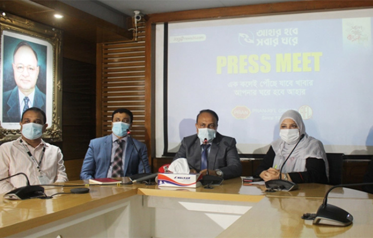 করোনা মহামারিতে খাদ্য সংকটে থাকা যে কেউ ০২২২২২৮১৭৯২ নম্বরে কল দিলে বাসায় জরুরি খাদ্য পৌঁছে যাবে। ‘পাশে আছি বাংলাদেশ’ কর্মসূচির আওতায় ‘আহার হবে সবার ঘরে’ শীর্ষক এ উদ্যোগ নিয়েছে দেশের শীর্ষস্থানীয় শিল্প প্রতিষ্ঠান প্রাণ-আরএফএল গ্রুপ। আজ প্রাণ-আরএফএল গ্রুপের প্রধান কার্যালয়ে অনুষ্ঠিত এক সংবাদ সম্মেলনে এ তথ্য জানানো হয়। ছবি: বিপ্লব দিক্ষিৎ
