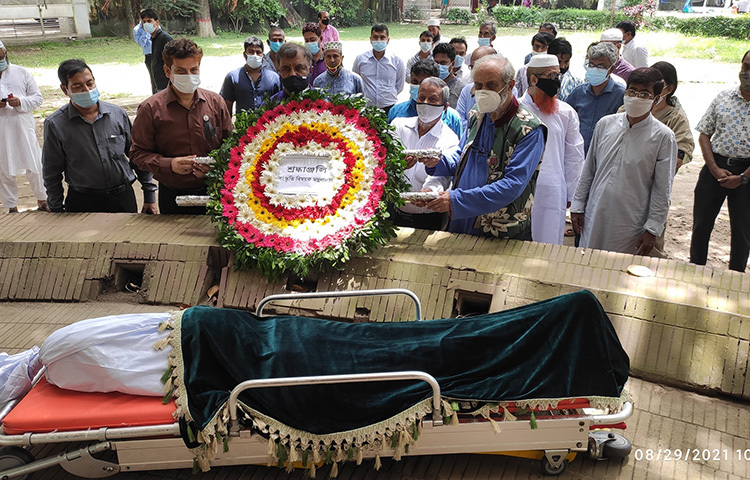 সংস্কৃতি বিষয়ক প্রতিমন্ত্রী কে এম খালিদ আজ সকালে বাংলা একাডেমি প্রাঙ্গণে একুশে পদকপ্রাপ্ত সদ্যপ্রয়াত কথাসাহিত্যিক বুলবুল চৌধুরীর মরদেহে শ্রদ্ধা নিবেদন করেন এবং জানাজায় অংশগ্রহণ করেন। ছবি: সংস্কৃতি মন্ত্রণালয়