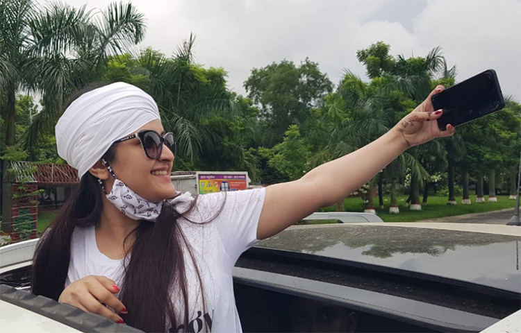 মাদকদ্রব্য নিয়ন্ত্রণ আইনে করা মামলায় আজ জামিন পেয়ে কারাগার থেকে বের হয়েছেন চিত্রনায়িকা পরীমনি। বের হওয়ার সময় নিজেকে এভাবেই সেলফি বন্দি করেন। ছবি: জাগো নিউজ