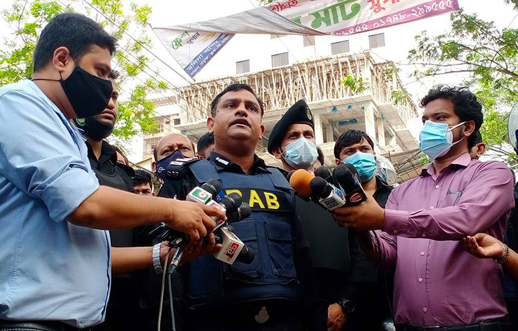 রাজধানীর মোহাম্মদপুর এলাকার বসিলায় জঙ্গি আস্তানা থেকে অস্ত্র ও বিস্ফোরকদ্রব্য উদ্ধার করেছে র‌্যাবের ডগ স্কোয়াড। আজ সকালে র‌্যাব সদরদপ্তরের লিগ্যাল অ্যান্ড মিডিয়া উইংয়ের পরিচালক কমান্ডার খন্দকার আল মঈন জাগো নিউজকে বিষয়টি নিশ্চিত করেছেন। ছবি: জাগো নিউজ