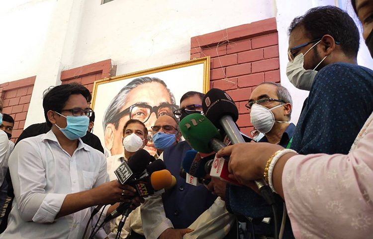 এখন প্রতি সপ্তাহে চীন থেকে কেনা টিকার চালান দেশে আসবে এবং প্রতি চালানে ৫০ লাখ করে টিকা আসবে বলে জানিয়েছেন স্বাস্থ্যমন্ত্রী জাহিদ মালেক। আজ রাজধানীর মহাখালীর তিতুমীর সরকারি কলেজে বিডিএস প্রথম বর্ষের ভর্তি পরীক্ষা পরিদর্শন শেষে সাংবাদিকদের তিনি এ কথা বলেন। ছবি: বিপ্লব দিক্ষিৎ