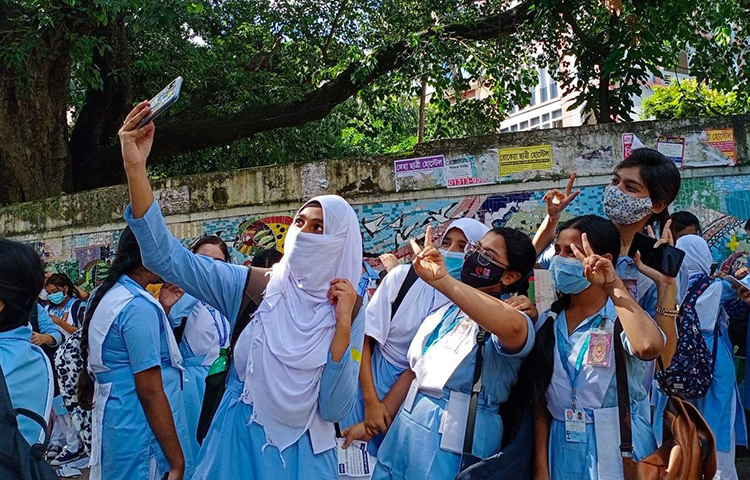 দেড় বছর পর স্কুল খোলায় শিক্ষার্থীদের মাঝে উৎসবের আমেজ লক্ষ্য করা গেছে। রাজধানীর ভিকারুননিসা নূন স্কুল এন্ড কলেজের সামনে থেকে এ ছবি তোলা হয়েছে। ছবি: মাহবুব আলম