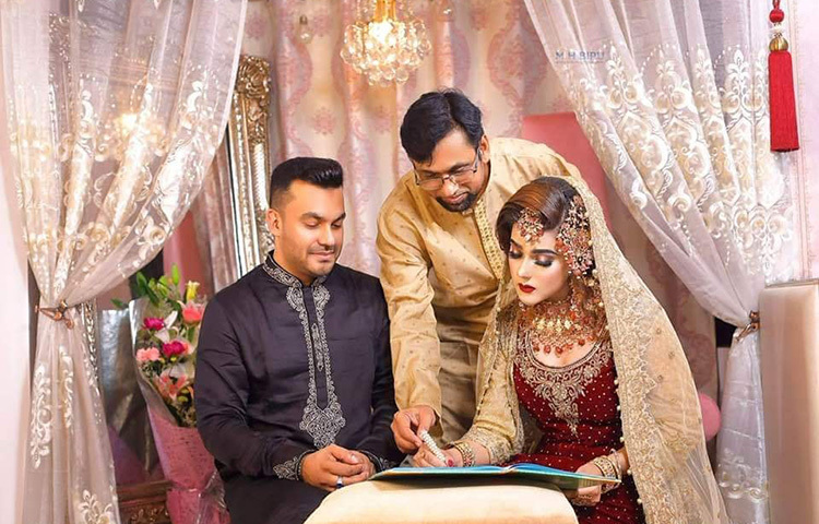 বিয়ে করেছেন ঢাকাই চলচ্চিত্রের জনপ্রিয় নায়িকা মাহিয়া মাহি। চলতি বছরের জুন মাসে গুজব ছড়ায়- রাকিব সরকার নামের গাজীপুরের এক রাজনীতিক ও ব্যবসায়ীর সঙ্গে প্রেম করছেন নায়িকা মাহিয়া মাহি। এটি মাহির দ্বিতীয় বিয়ে। ছবি: ফেসবুক