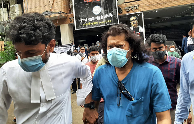 একটি মোবাইল অপারেটর কোম্পানির বিরুদ্ধে গান কপিরাইটের অভিযোগে ঢাকার নিম্ন আদালতে মামলা করতে এসেছিলেন জনপ্রিয় ব্যান্ড তারকা জেমস। তবে আদালতের পরামর্শে তিনি মামলা না করে ফিরে যান। ছবি: জাগো নিউজ