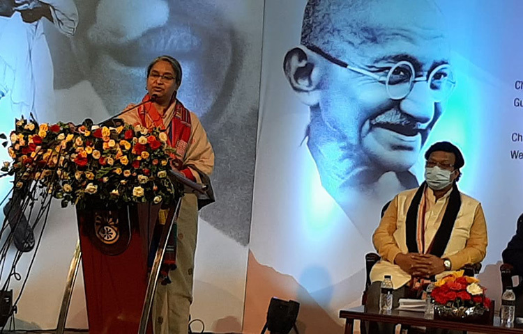 করোনা মহামারি বড় আকার ধারণ করলে আবারও শিক্ষাপ্রতিষ্ঠান বন্ধ করা হবে বলে জানিয়েছেন শিক্ষামন্ত্রী ডা. দীপু মনি। আজ রাজধানীর শিল্পকলা একাডেমিতে বঙ্গবন্ধু-বাপু ডিজিটাল এক্সিবিশনের উদ্বোধন অনুষ্ঠানের পর সাংবাদিকদের এ কথা বলেন তিনি। ছবি: বিপ্লব দিক্ষিৎ