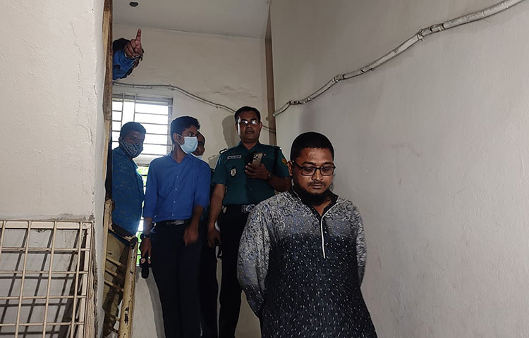 আজ রাজধানীর বাড্ডা লিংক রোড এলাকায় মোটরসাইকেল চালক মামলা সংক্রান্ত কোনো বিষয়ে ক্ষুব্ধ হয়ে নিজের মোটরসাইকেলে পেট্রল ঢেলে আগুন ধরিয়ে দেন শওকত আলী। ঘটনার পর পুড়ে যাওয়া মোটরসাইকেল ও শওকতকে বাড্ডা থানায় নিয়ে যাওয়া হয়। পরে প্রাথমিক জিজ্ঞাসাবাদ শেষে তাকে ছেড়ে দেওয়া হয়। ছবি: জাগো নিউজ