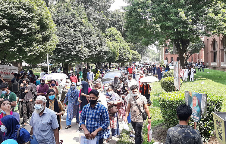 ঢাকা বিশ্ববিদ্যালয়ের ২০২০-২১ শিক্ষাবর্ষে সামাজিক বিজ্ঞান অনুষদ ও কলা অনুষদভুক্ত ‘খ’ ইউনিটের অধীনে প্রথমবর্ষ স্নাতক (সম্মান) শ্রেণির ভর্তি পরীক্ষা অনুষ্ঠিত হয়েছে আজ। ভর্তিচ্ছু ও তাদের অভিভাবকদের উপস্থিতিতে মুখর ছিল বিশ্ববিদ্যালয় প্রঙ্গণ। ছবি: বিপ্লব দিক্ষিৎ