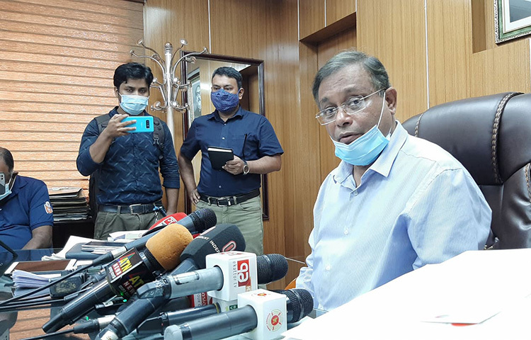 সরকার কোনো চ্যানেল বন্ধ করেনি, বাংলাদেশের আকাশ উন্মুক্ত বলে জানিয়েছেন তথ্য ও সম্প্রচারমন্ত্রী ড. হাছান মাহমুদ। আজ দুপুরে সচিবালয়ে নিজ দপ্তরে সাংবাদিকদের এ কথা জানান তিনি। ছবি: জাগো নিউজ