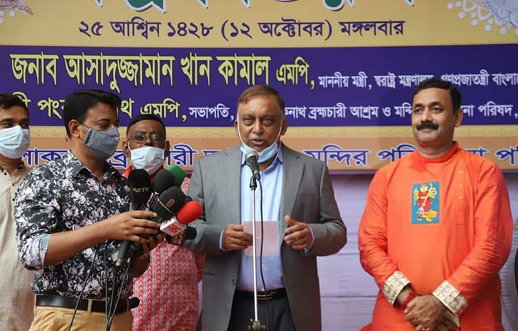 আজ রাজধানীর স্বামীবাগে লোকনাথ মন্দিরে দুর্গাপূজা উপলক্ষে পূজামণ্ডপ পরিদর্শন ও বস্ত্র বিতরণ শেষে সাংবাদিকদের সাথে কথা বলেন স্বরাষ্ট্রমন্ত্রী আসাদুজ্জামান খান কামাল। ছবি: জাগো নিউজ