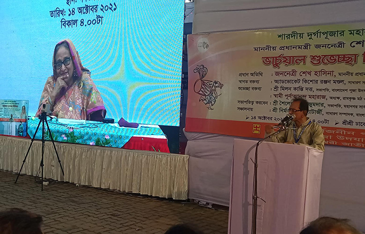 শারদীয় দুর্গাপূজার মহানবমীতে গণভবন থেকে ঢাকেশ্বরী জাতীয় মন্দিরের কেন্দ্রীয় পূজামণ্ডপে আসা হিন্দু ধর্মাবলম্বীদের সঙ্গে ভার্চুয়ালি শুভেচ্ছা বিনিময় করছেন প্রধানমন্ত্রী শেখ হাসিনা। আজ বিকেল ৪টায় দুর্গাপূজার চতুর্থ দিন মহানবমীতে এই শুভেচ্ছা বিনিময় শুরু হয়। ছবি: জাগো নিউজ