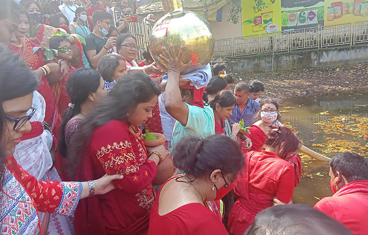 রাজধানীসহ সারাদেশে চলছে বিজয়া দশমীর উৎসব। প্রতিমা বিসর্জনের মধ্য দিয়ে আজ শেষ হবে বাঙালি সনাতন ধর্মাবলম্বীদের প্রধান ধর্মীয় এ উৎসব। আজ সকাল সাড়ে ৯টায় ঢাকেশ্বরী জাতীয় মন্দির কেন্দ্রীয় পূজামÐপে বিজয়া দশমী পূজা শেষে এই বিসর্জন দেওয়া হয়। ছবি: জাগো নিউজ